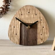 プレゼントにおすすめ おむすびの壁掛け時計 彫り目あり おにぎり