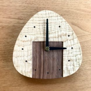 プレゼントとしてもおすすめ、おむすび(おにぎり)の形をした木製の時計のご紹介