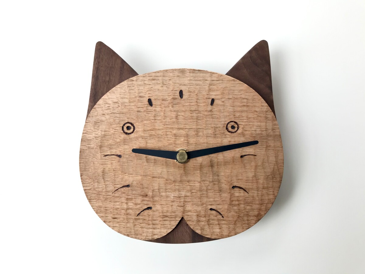 ハンドメイドの猫の壁掛け時計 Wood Studio Kuze S