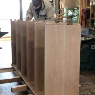 両開き扉の本棚の本体の組み立て