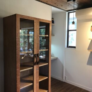 チェリーの両開き扉付きの本棚