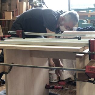 メープルのワークデスクのオーダー制作　机部分の組み立て