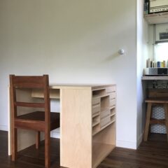 メープルのワークデスクのオーダー制作　仕上げから完成へ