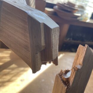 折れてしまった椅子の脚を新たに作り直して修理させていただきました【前編】